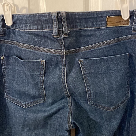 DKNY. Mercer St Skinny. Size 8. Good Condition. - Picture 3 of 4